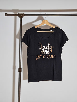 Lady Needs Some Wine / T-Shirt Damen